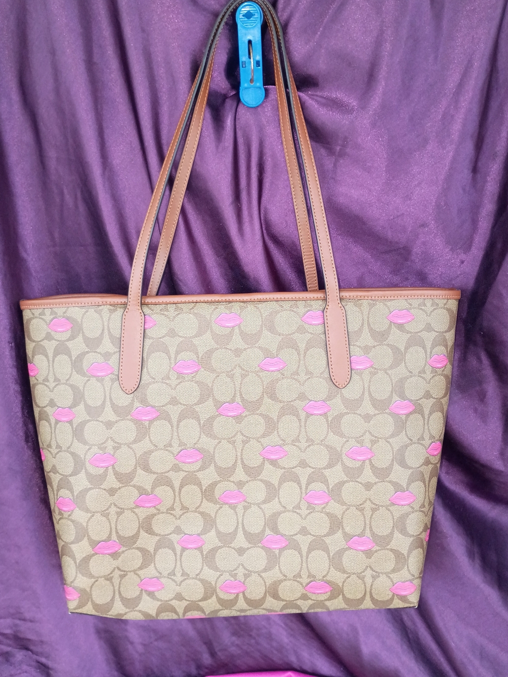 Coach Signature Sugar Lips Tote And Card Case Keychain ๐ - Picture 9 of 14
